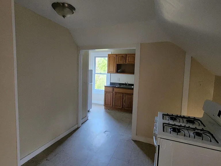 240 Maple St #3 — Photo 6