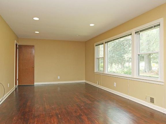 5th image of 738 Pinehill Dr SE