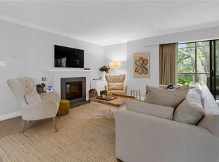 Village Oaks, Oak Bay, BC V8R 1E8