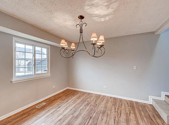 4th image of 1940 De Forest Ln