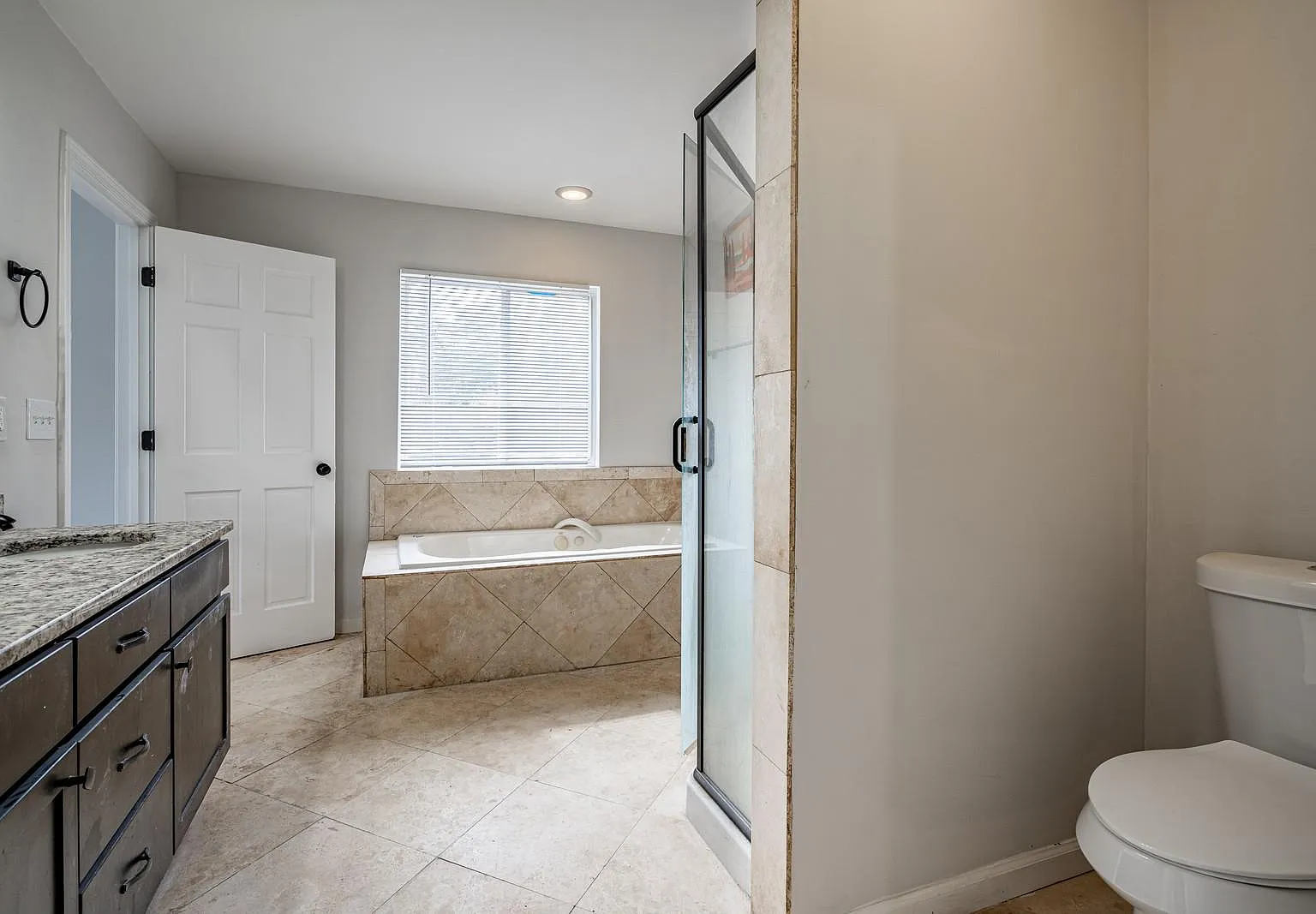 4 bed, 3.0 bath, 2239 sqft, $685 — Photo 4