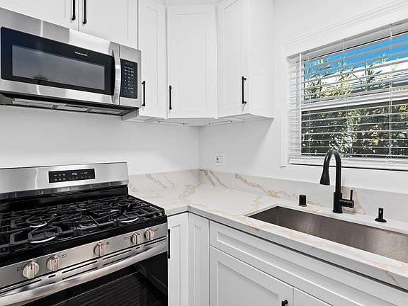 4th image of 11627 Mayfield Ave APT 9