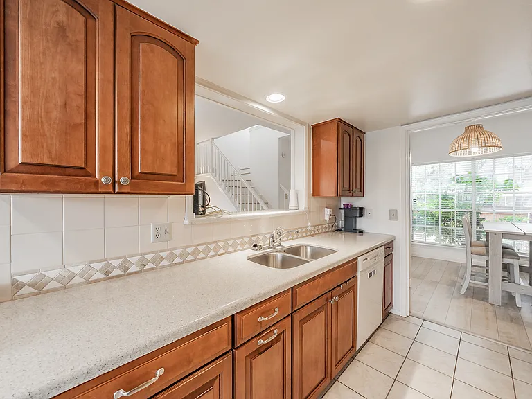 2402 Northlake Ct — Photo 5