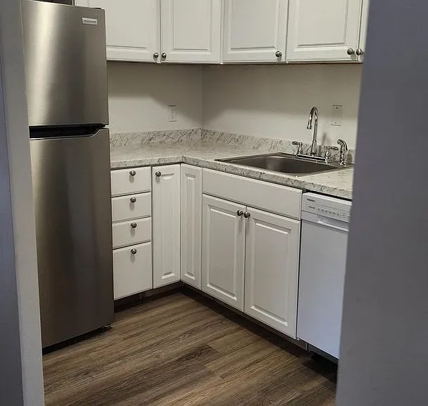 Country Club Apartments — Photo 20