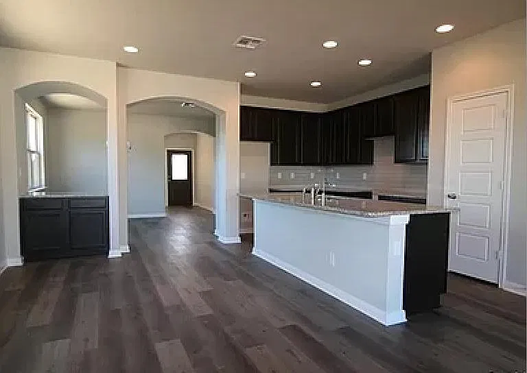 5 bed, 3015 sqft, $2,500 — Photo 4