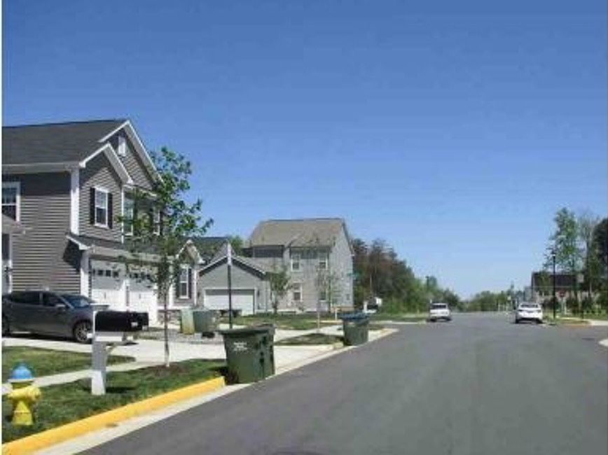 Exterior Neighborhood (street photo)
