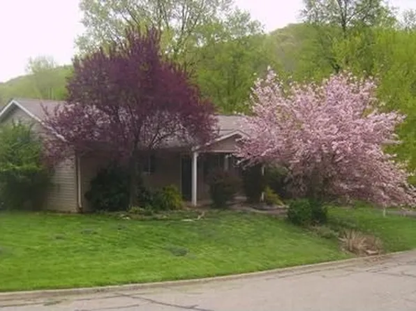 183 Kennedy Dr, Gnadenhutten, OH 44629