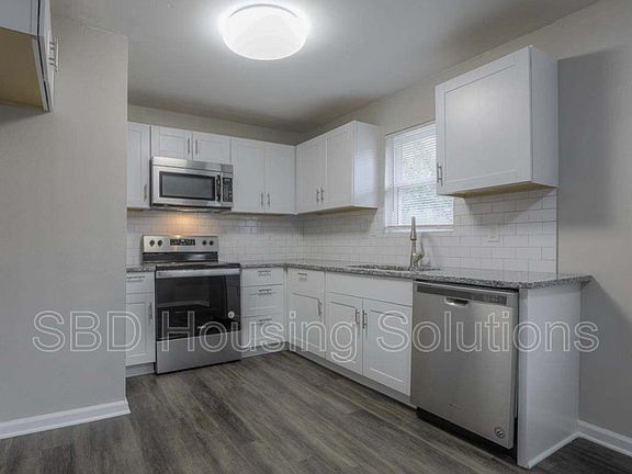 4th image of 10325 Smalley Ave