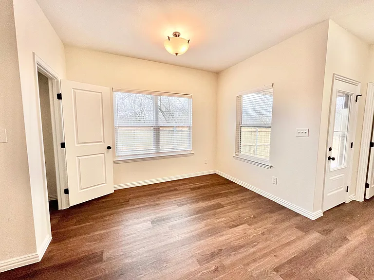 329 E Nelson St — Photo 7