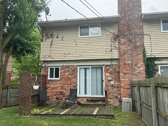 2 bed, 1.5 bath, 979 sqft, $1,650 — Photo 2