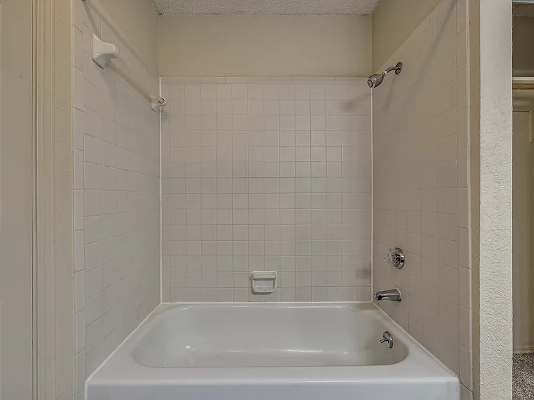 Lexington Commons - Bathroom