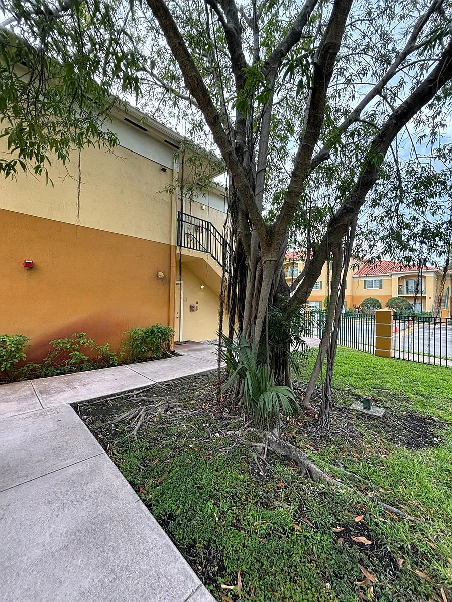 Building Photo - 7240 NW 114th Ave #103