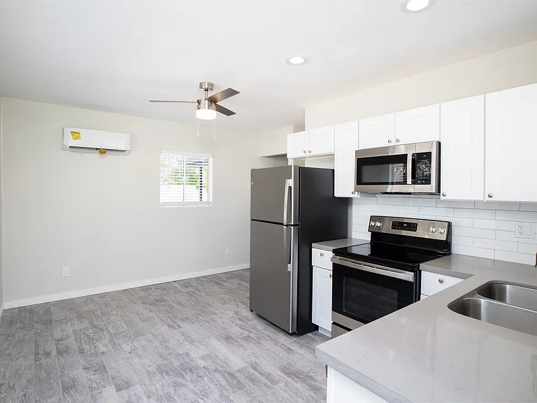 2122 W Augusta Ave #7 — Photo 6