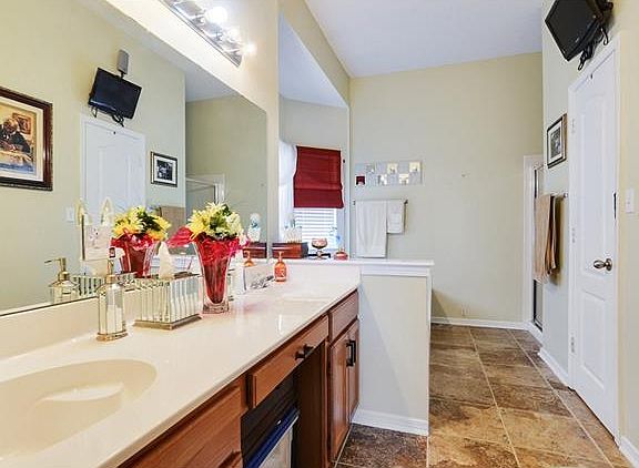 Master Bath Sep Tub/Shower