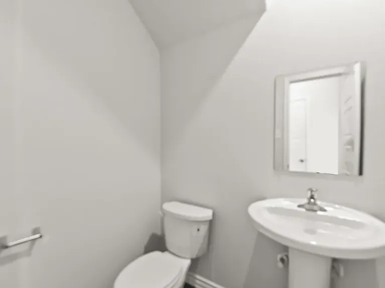 405 Sussex Dr — Photo 7