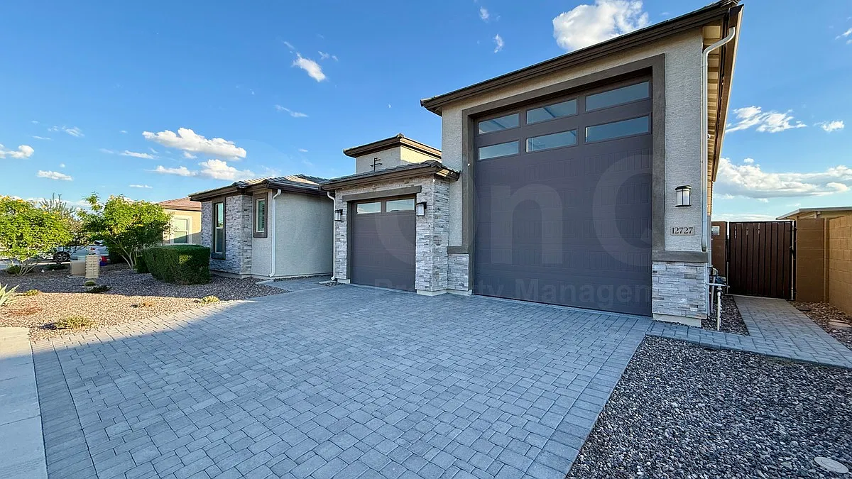3 bed, 2.5 bath, 2392 sqft, $3,500 — Photo 2