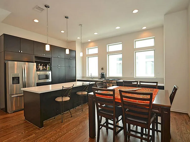 2713 Clay St — Photo 2