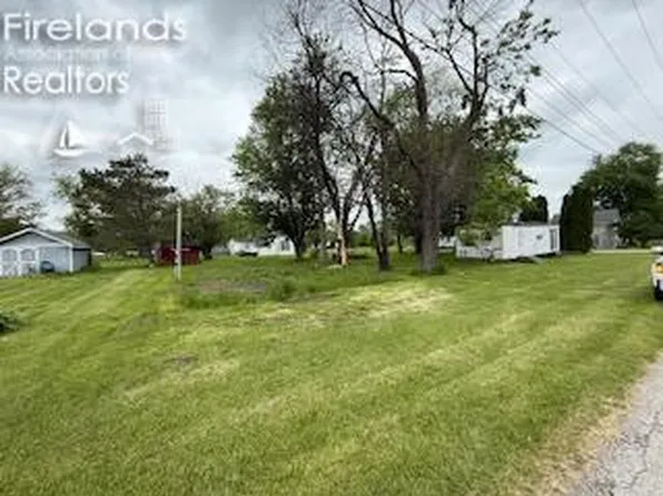 14339 3rd St W, Oak Harbor, OH 43449