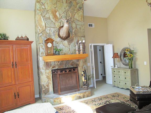 Vaulted Great Room w/Fireplace