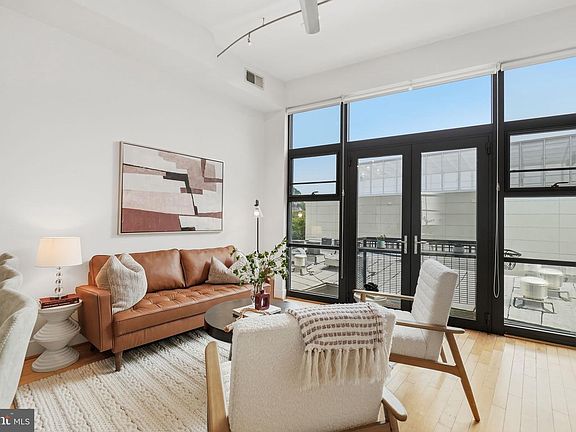 4th image of 2426 Ontario Rd #401