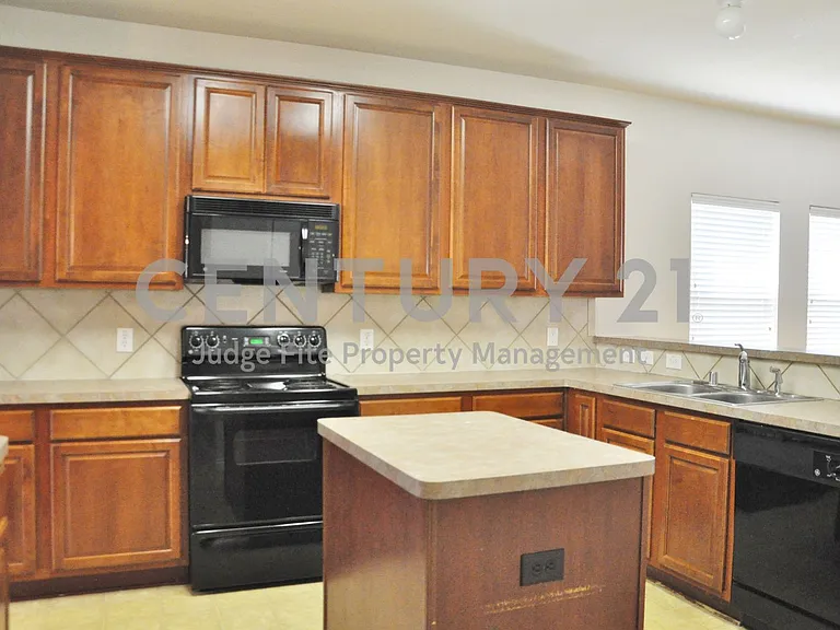 3104 Kennedy Dr — Photo 4