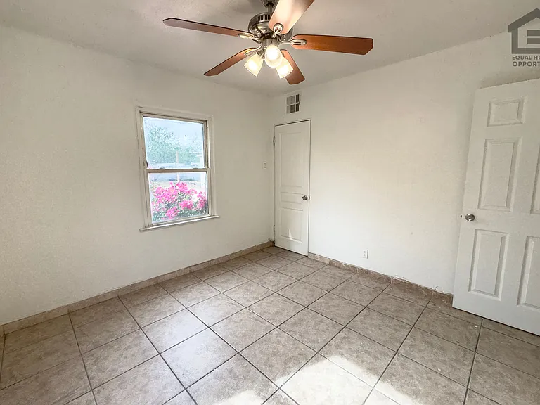 2517 E Culver St — Photo 26