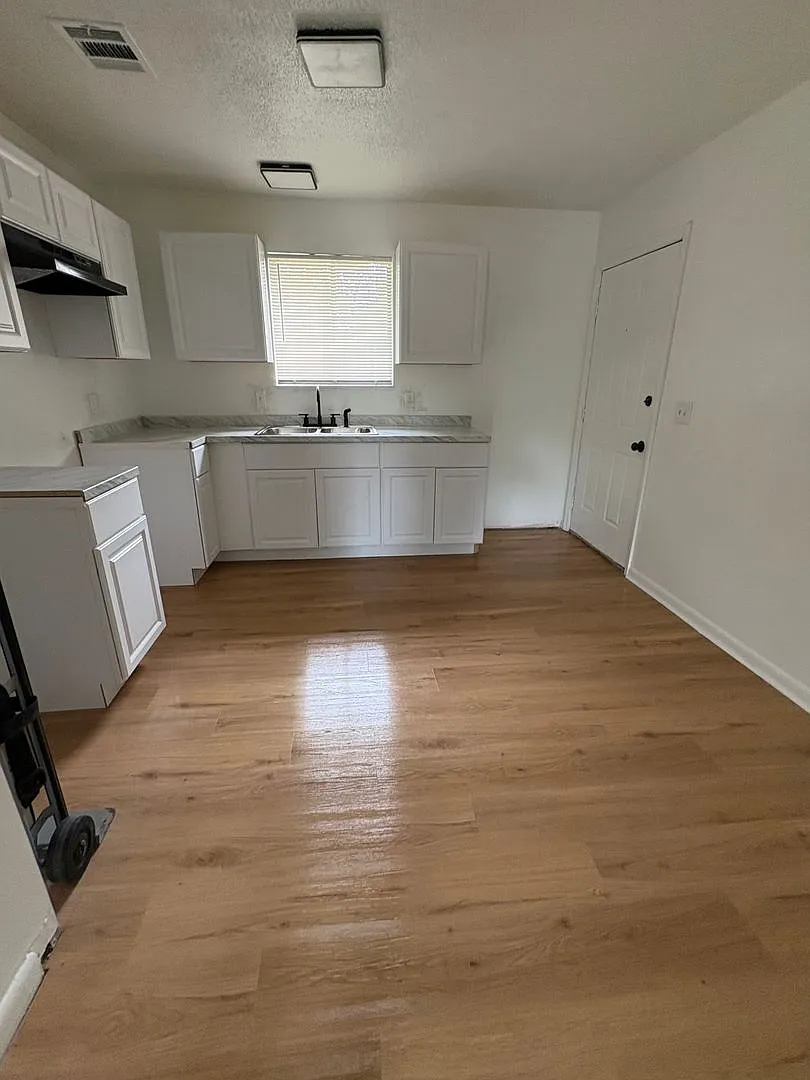2 Bed/ 1 Bath Available Now on the Westside! — Photo 3
