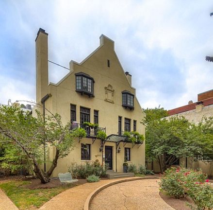 PRIVATE DRIVE AND GARDEN IN FRONT OF MAIN ENTRY
