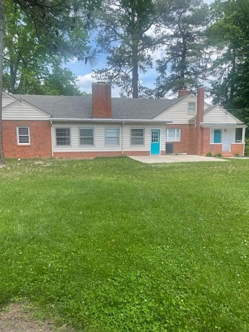 5 bed, 2.0 bath, 2251 sqft, $3,775 — Photo 4