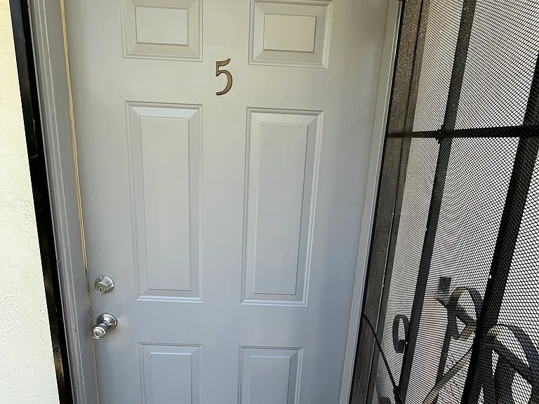 405 E Locust St #5 — Photo 3