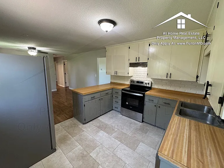 1304 Bradley Ln — Photo 6