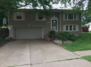 1050 N 27th St, Blair, NE 68008