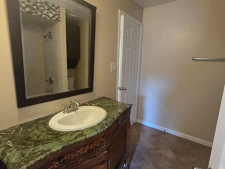 609 N Palm Dr — Photo 4