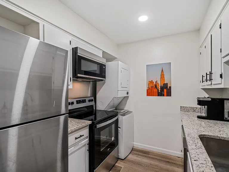 Gorgeous Renovated 1 & 2 Bedroom Apartment @ 1512 Court — Photo 7