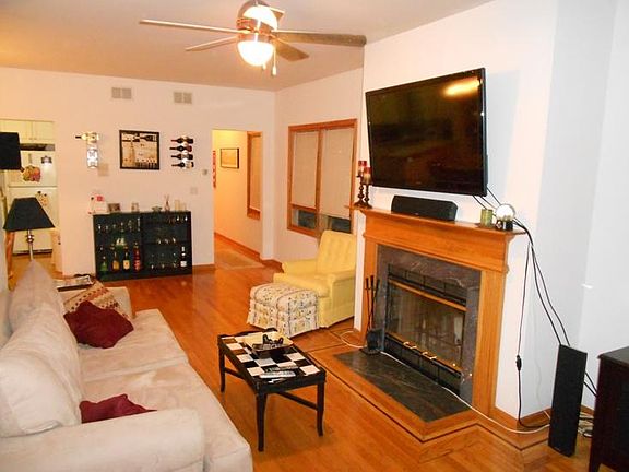 3rd image of 1948 W Diversey Pkwy #1N