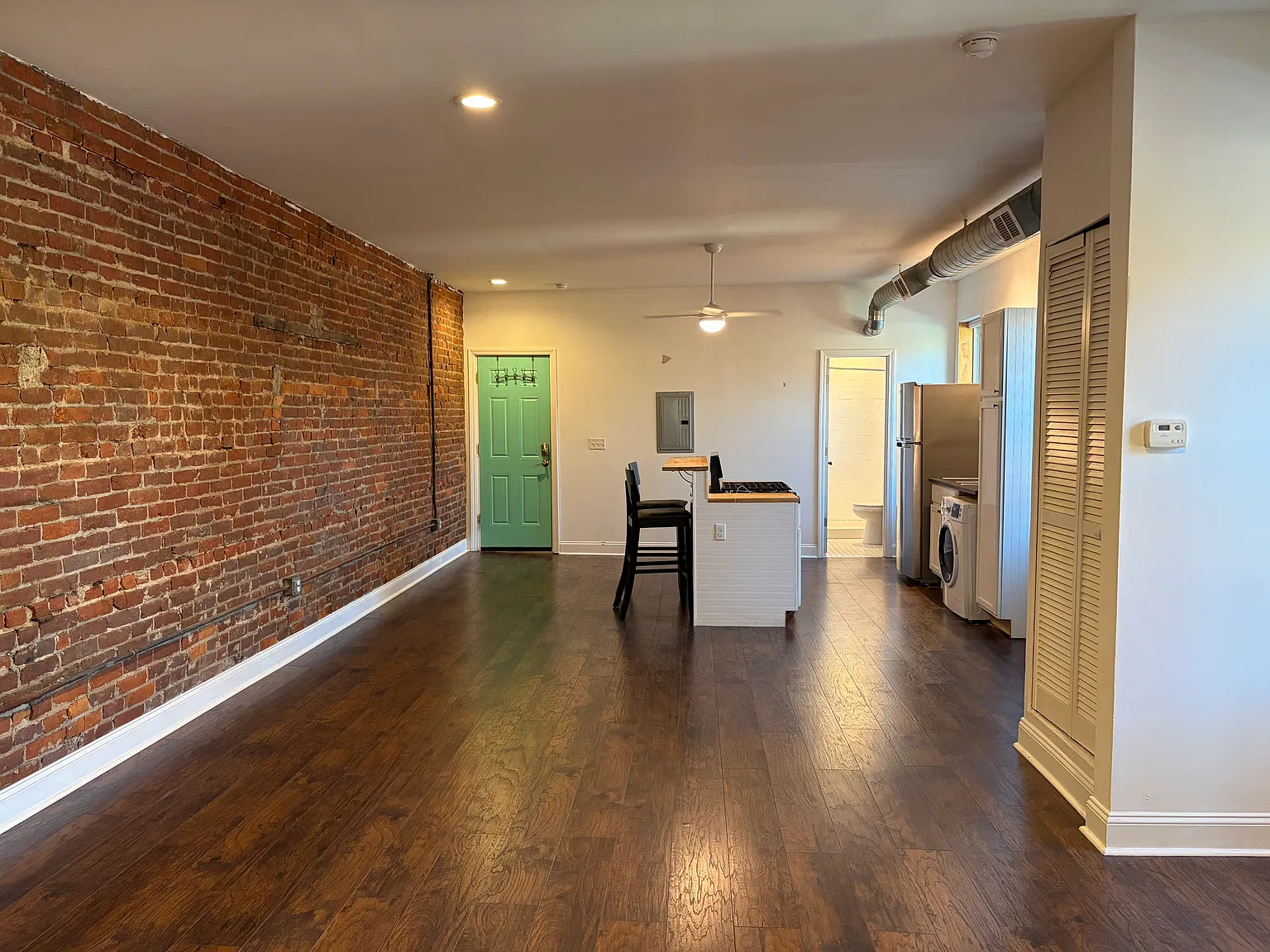1 bed, 1000 sqft, $1,300 — Photo 2