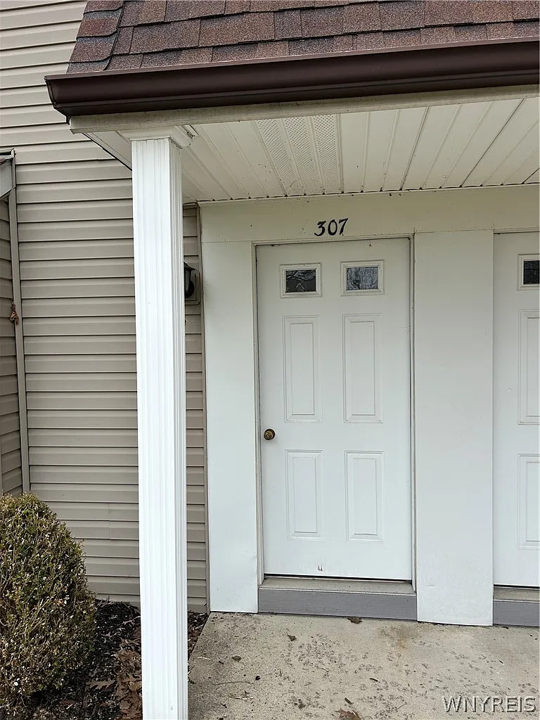 Building Photo - 307 S Cayuga Rd #A
