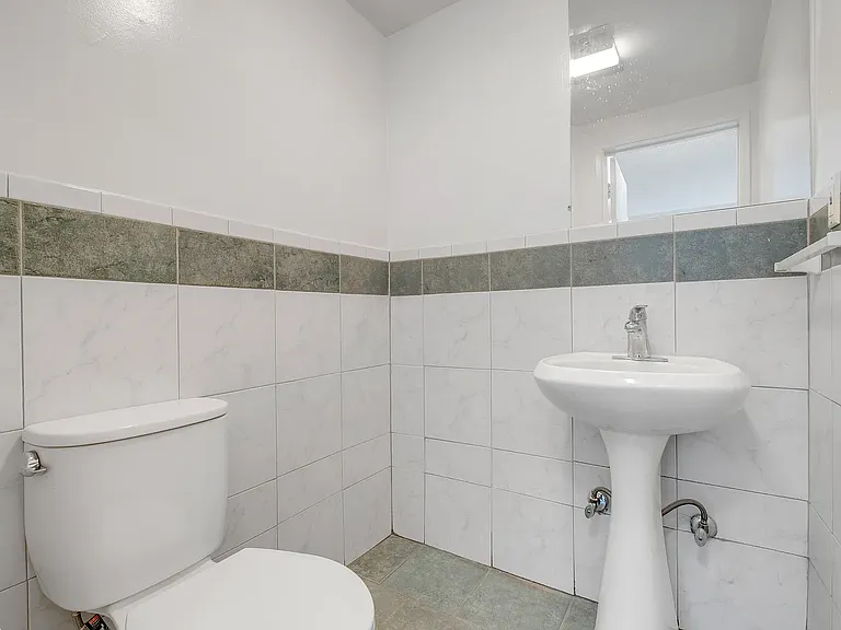 2307 Silver Ridge Ave — Photo 10