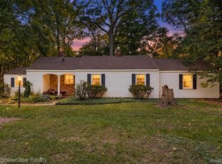 16007 Oak Dr, Livonia, MI 48154
