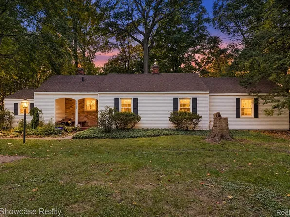 16007 Oak Dr, Livonia, MI 48154