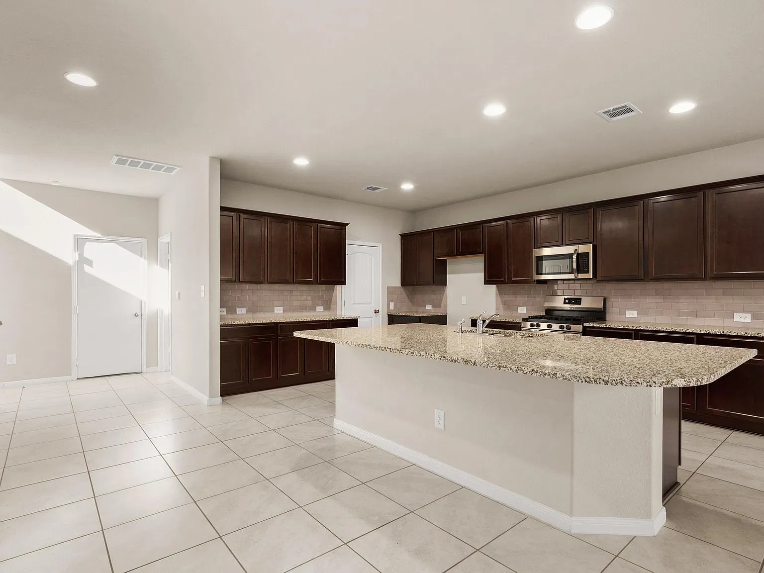 3 bed, 2.5 bath, 2034 sqft, $2,100 — Photo 2
