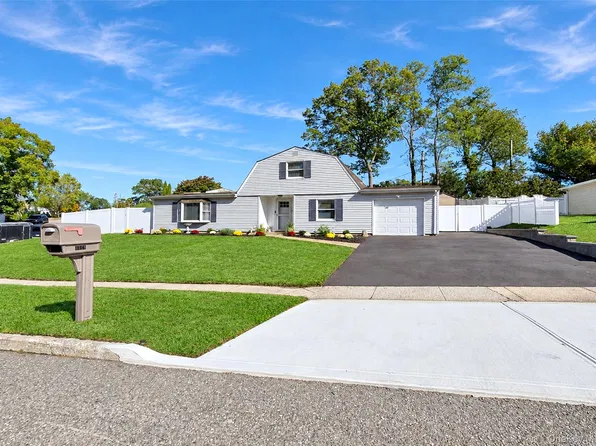 1343 Waverly Avenue, Farmingville, NY 11738