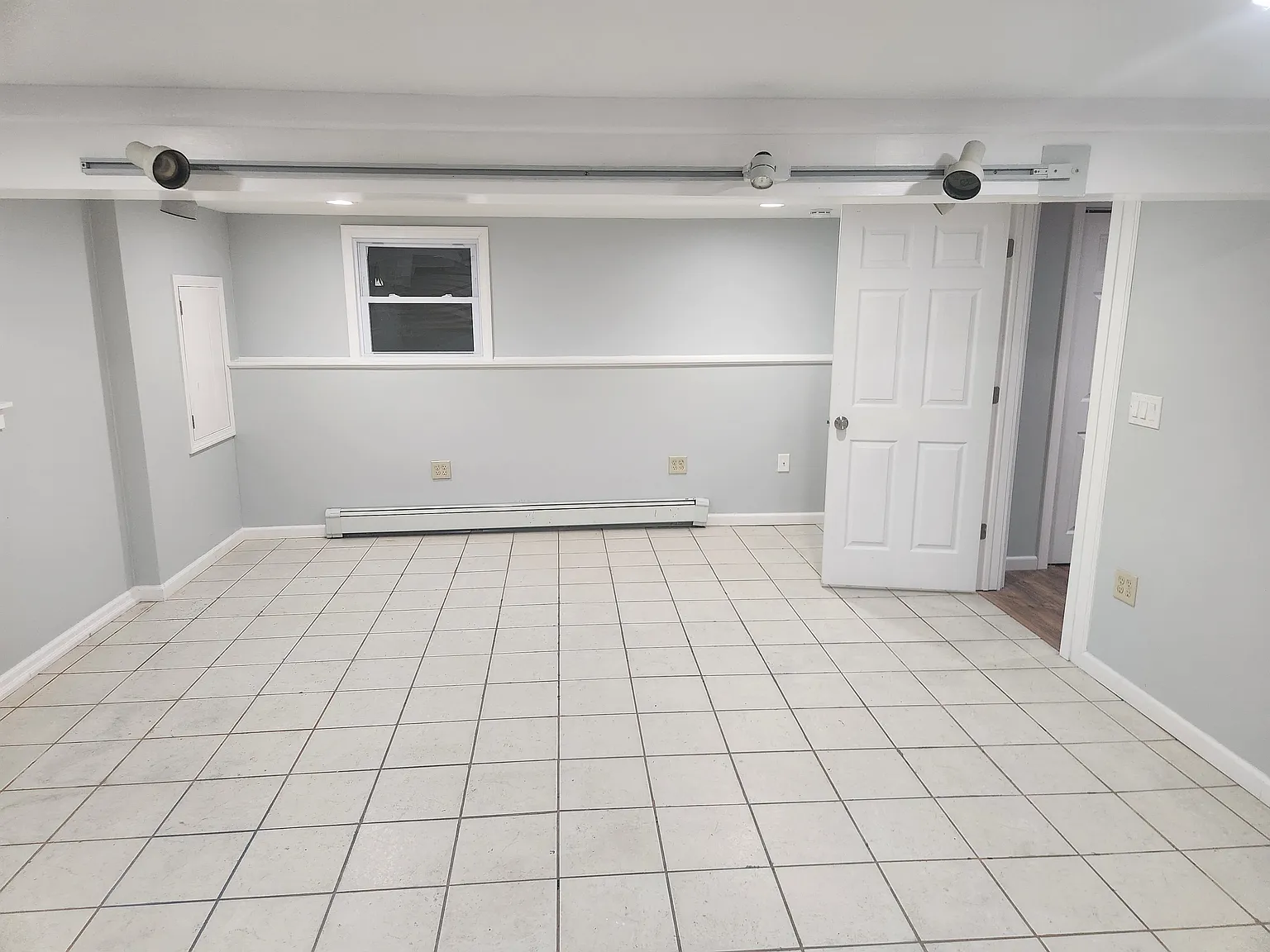 4 bed, 2400 sqft, $4,000 — Photo 4