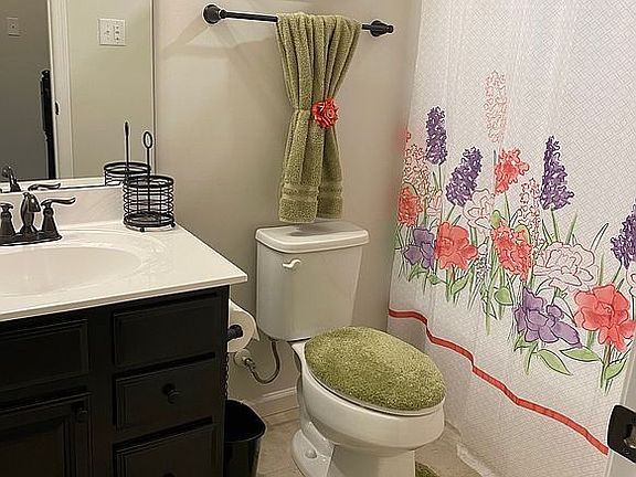 Guest bathroom 