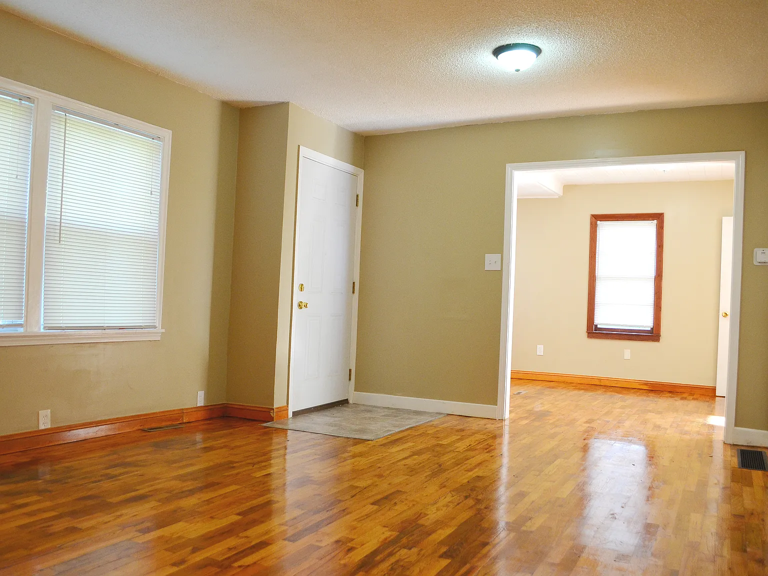 3 bed, 1076 sqft, $1,350 — Photo 4
