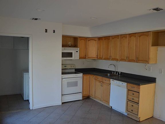3rd image of 133 Shinnecock Ave