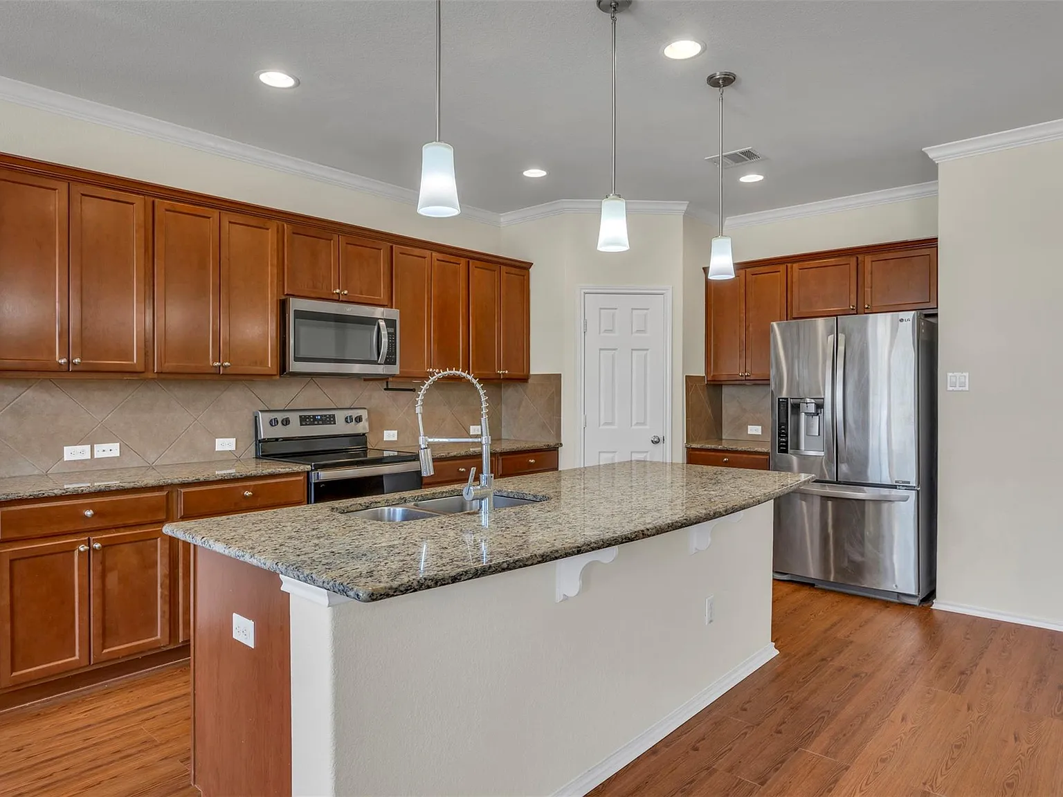 4 bed, 2.5 bath, 2423 sqft, $2,400 — Photo 4