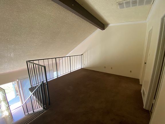 5th image of 946 Greenfield Ave