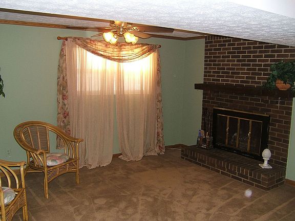 Family room w/fireplace