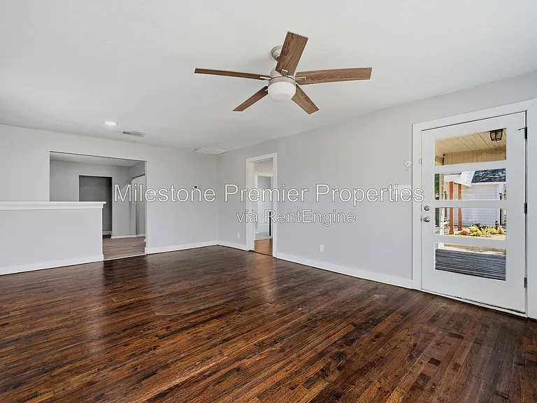 215 W Walker St — Photo 6